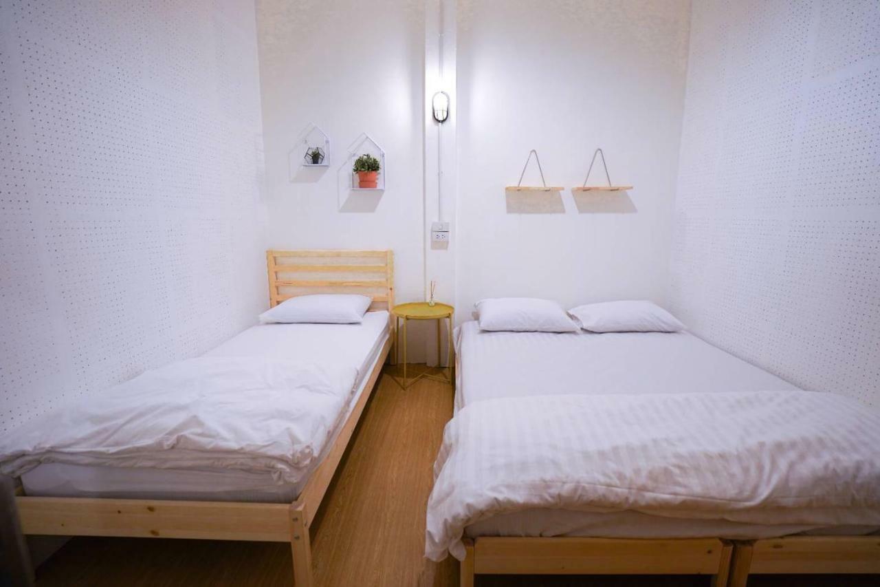 Simple To Sleep Hostel Банкок Екстериор снимка